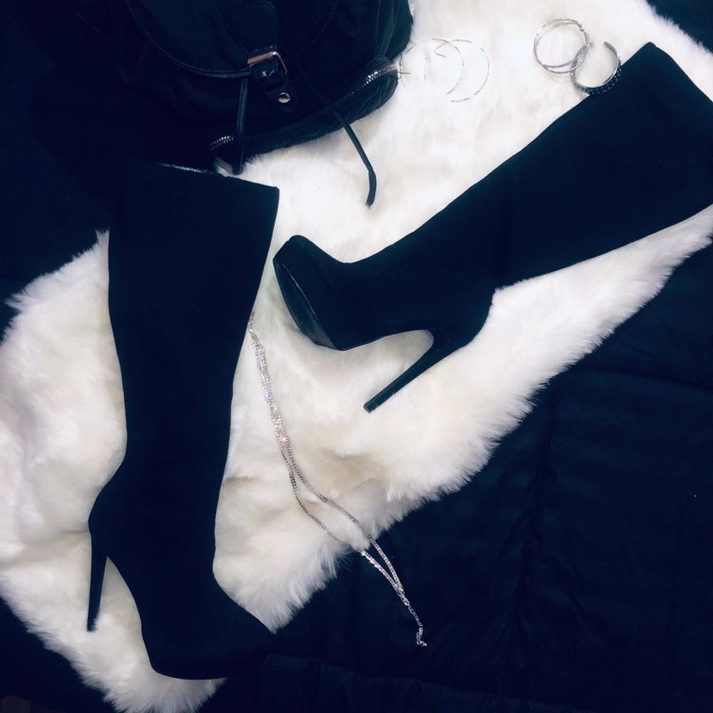 Knee high boots (SOLD 🔴)